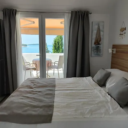 Bozica -great Location By The Sea Apartment Primosten